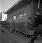 Briqueteurs travaillant à Steinbach, Manitoba June, 1956.