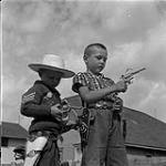 Garçons jouant avec des armes-jouets, Flin Flon, Manitoba 28 juin 1956.