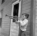 Pierre Paquin jouant de la trompette, La Broquerie, Manitoba 2 juin 1956.