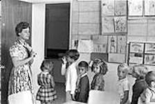Teacher Jackie Otis and a group of children attending an art class, Calgary Allied Arts Centre août 1962.