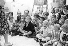 Groupe d'enfants assistant à un cours d'art, Calgary Allied Arts Centre août 1962.