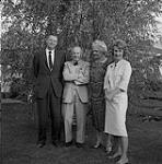 Famille Motherwell à l'extérieur, Calgary, Alberta [ca.1954-1963]