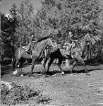 Jeunes cow-boys à cheval, randonneurs, William Lake, Colombie-Britannique [ca.1954-1963]