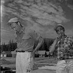 Hommes sur un site de construction, Kitimat, Colombie-Britannique juin 1956.