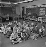 Enfants dans une salle de classe, Kitimat, Colombie-Britannique juin 1956.