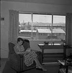 Margaret Hopkins en train de lire, Kitimat, Colombie-Britannique 14 juin 1956.