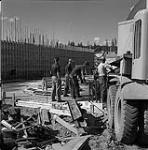Hommes travaillant dehors, Kitimat, Colombie-Britannique juin 1956.
