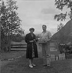 Homme et femme dehors, Kitimat, Colombie-Britannique juin 1956.