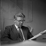 Architecte en train de lire, Kitimat, Colombie-Britannique 15 juin 1956.