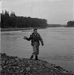 Homme à la pêche, Kitimat, Colombie-Britannique 17 juin 1956.