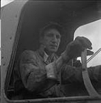 Homme conduistant une machine, Kitimat, Colombie-Britannique juin 1956.