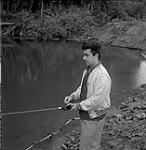 Homme à la pêche, Kitimat, Colombie-Britannique 17 juin 1956.