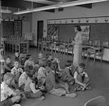 Enfants dans une salle de classe, Kitimat, Colombie-Britannique juin 1956.