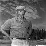 Homme sur un site de construction, Kitimat, Colombie-Britannique juin 1956.
