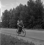 Deux garçons roulant à vélo, Flin Flon, Manitoba 28 juin 1956.