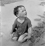 Boy playing in the water, Swan River, Manitoba 23 juin 1956.