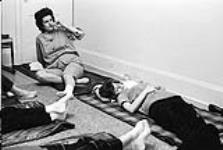 Femmes allongées sur le sol [ca1954-1963]