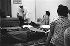 Infirmière aidant une femme [ca.1954-1963]