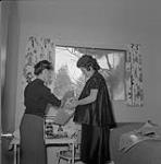 Deux femmes discutant dans une chambre à coucher [ca.1954-1963]