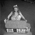 Fillette avec maison de poupées [ca.1954-1963]