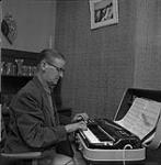 Gordon Hollingsworth jouant au piano électronique, baie Frobisher, T.N.-O., [Iqaluit (anciennement baie Frobisher), Nunavut] [between June-September, 1960].