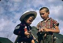 Garçons jouant avec des armes-jouets, Flin Flon, Manitoba 28 juin 1956.