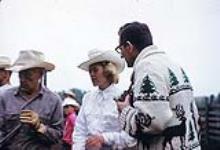 Un cowboy, une cowgirl en blanc et un homme portant un chandail tricoté au marquage au fer de High River 1959