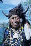 Portrait de Walking Buffalo (George MacLean), un Autochtone stoney de 92 ans provenant de Morley, en Alberta septembre 1962