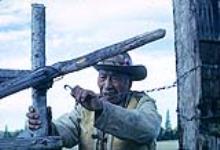  Walking Buffalo (George MacLean), un Autochtone stoney de 92 ans provenant de Morley, en Alberta, ferme sa clôture September, 1962