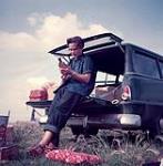 Helen Salkeld tenant une bouteille de vin, Portage la Prairie (Manitoba) 5 ao�ût 1954.