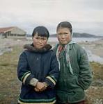 Deux filles inuites à Cape Dorset (Kinngait), Nunavut. [Quppa Namonai (gauche) et Lucy Aliqu (droite).] [entre juin-septembre 1960].