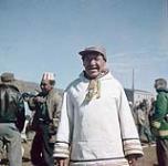 Portrait d'un âgé portant un parka blanc et un chapeau brun. Arctique/Nord canadien [entre 17 juin-31 octobre, 1960].