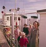 Des résidents de Wesleyville sur le pont du navire "Christmas Seal", attendant de passer des rayons-x. Terre-Neuve. août 1960