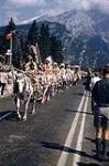 Parade lors des jours de festivités indiennes à Banff [L'homme menant le défilé a été identifié comme étant le chef Walking Buffalo ou Tatânga Mânî, ou George McLean, chef de la Première nation Stoney Nakoda, près de Morley (Alberta)] July 1960.