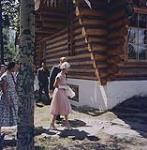 H.R.H. Princess Margaret and her party arriving at Fairholme Ranch. Banff, Alberta.  [La princesse Margaret et un groupe de personnes, arrivant au ranch Fairholme. Banff, Alberta] Entre juillet et août 1958].