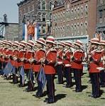 RCR (Royal Canadian Regiment) band members preparing to play during a Royal Visit to London, Ontario. juillet 1959