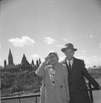 Sénateur James Gladstone avec son épouse Janie derrière le Parlement, Ottawa 1958