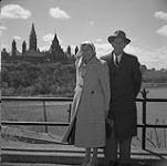 Sénateur James Gladstone avec son épouse Janie derrière le Parlement, Ottawa 1958