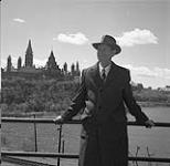 Sénateur James Gladstone derrière le Parlement, Ottawa 1958