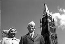 Sénateur James Gladstone avec son épouse Janie devant la Tour de la Paix, Ottawa 1958