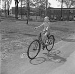 Fille à vélo dans le Manor Park, Ottawa, 1953 1953