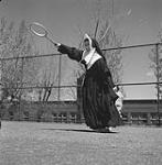 Religieuse jouant au tennis au couvent Notre-Dame, Sherbrooke, 1957 1957