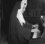 Religieuse jouant au piano au couvent Notre-Dame, Sherbrooke, 1957 1957