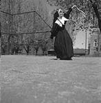 Religieuse jouant au tennis au couvent Notre-Dame, Sherbrooke, 1957 1957