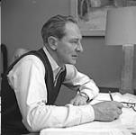 Écrivain et professeur, Hugh MacLennan dans son appartement de Montréal 1960.