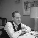 Écrivain et professeur, Hugh MacLennan dans son appartement de Montréal 1960.