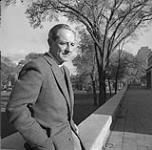 Écrivain et professeur, Hugh MacLennan sur le campus de l'Université McGill à Montréal 1960.