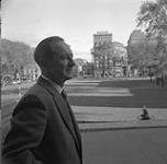 Écrivain et professeur, Hugh MacLennan sur le campus de l'Université McGill à Montréal 1960.