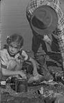 Gaspé 1951, (B) fillette qui aide à nettoyer le poisson 1951