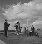Les Highland Games, Antigonish, 1940, joueur de cornemuse et danseur sur scène August, 1940